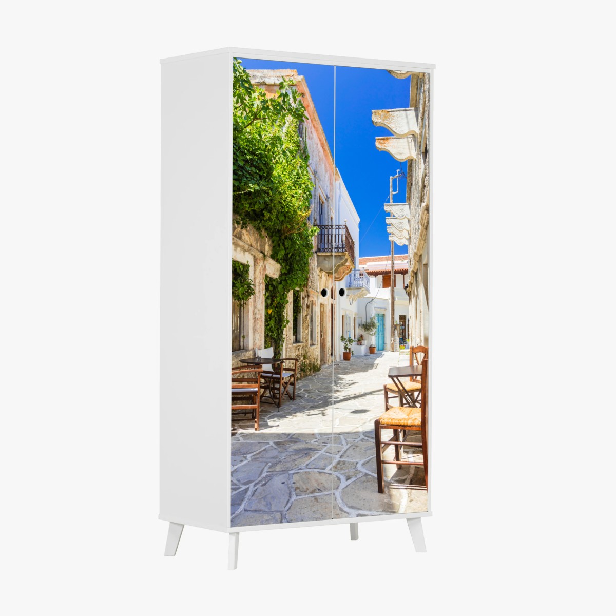 Schrankaufkleber sonnenbeschienene mediterrane gasse mit caféstühlen – Pixers®
