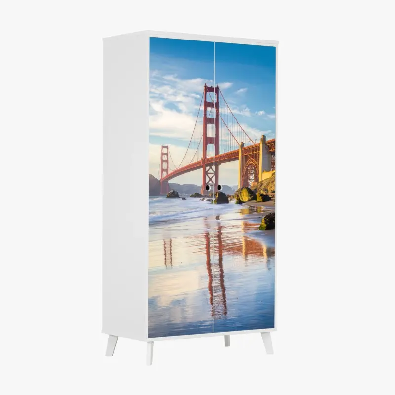 Schrankaufkleber Golden Gate Bridge reflektiert am strand