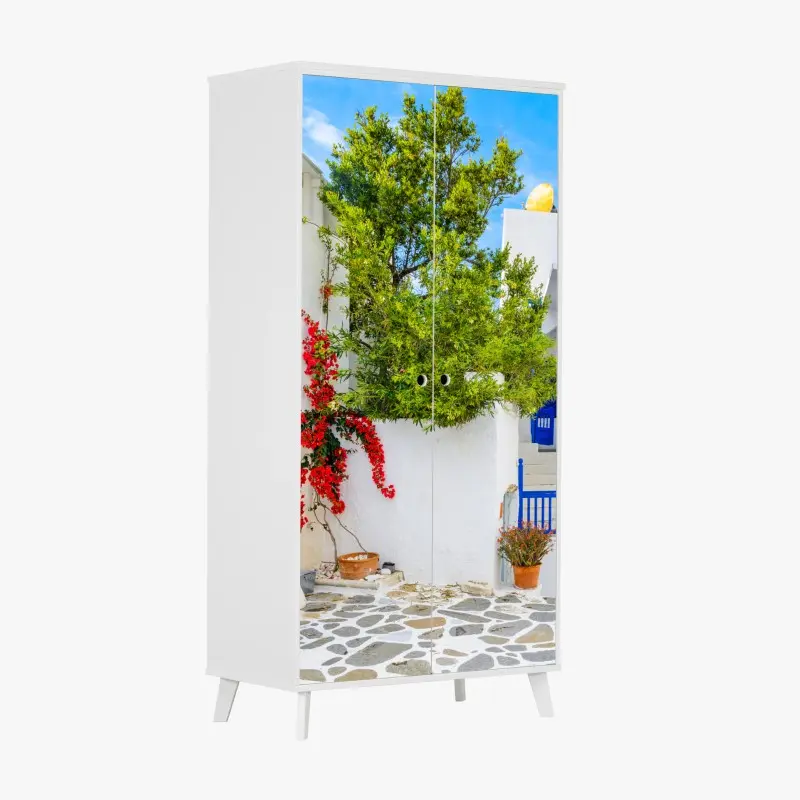 Schrankaufkleber sonniger mediterraner innenhof mit bougainvillea