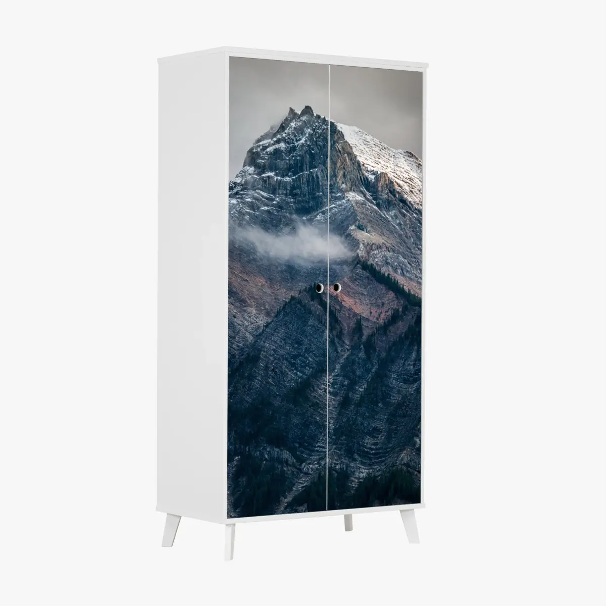 Schrankaufkleber dramatischer alpiner gipfel im nebel – Pixers®