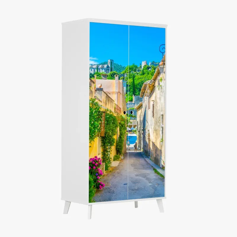 Schrankaufkleber sonnenbeschienene gasse in einem mediterranen dorf