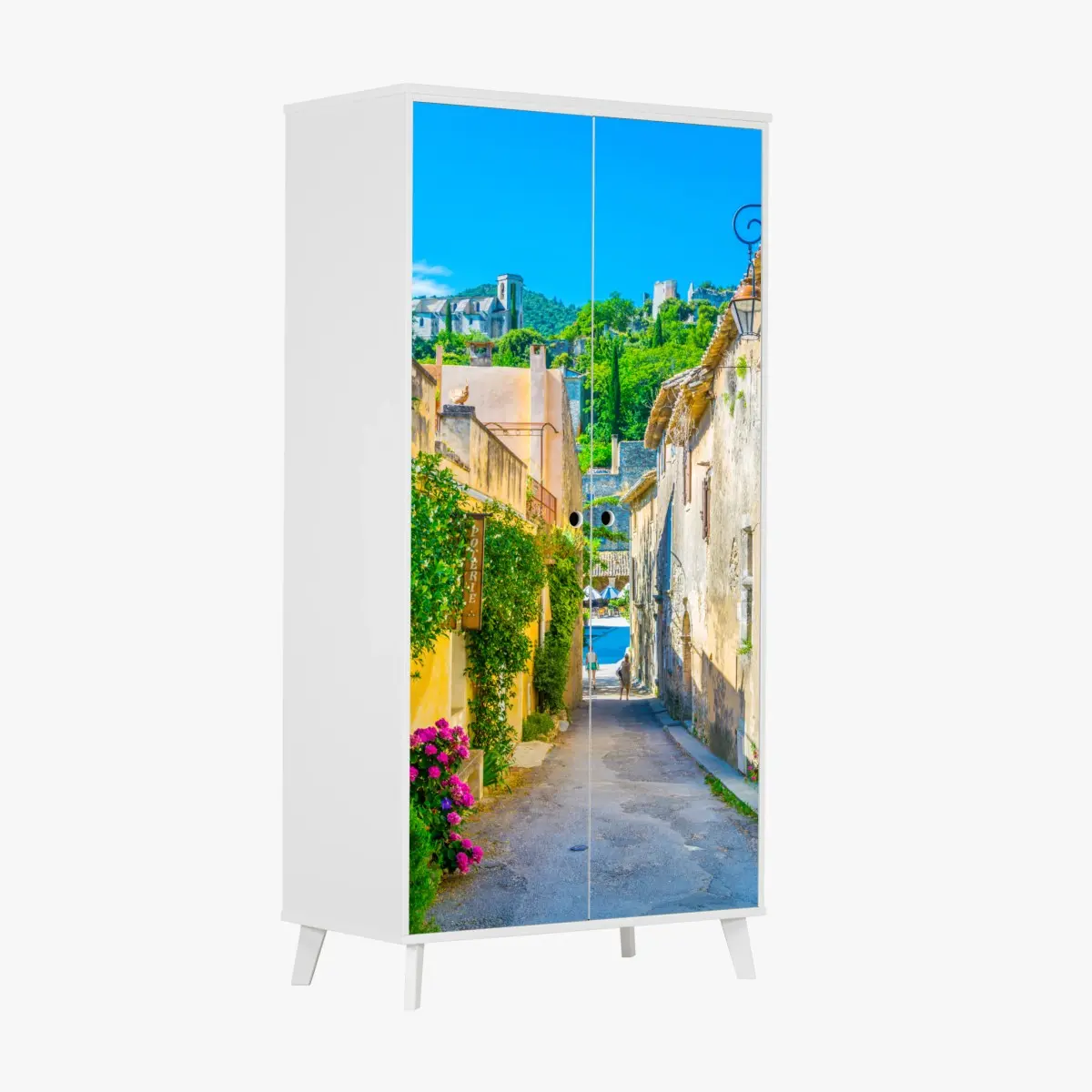 Schrankaufkleber sonnenbeschienene gasse in einem mediterranen dorf – Pixers®