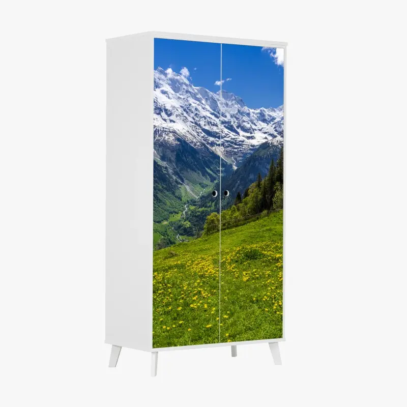 Schrankaufkleber alpwiese im frühling vor schneebedeckten gipfeln