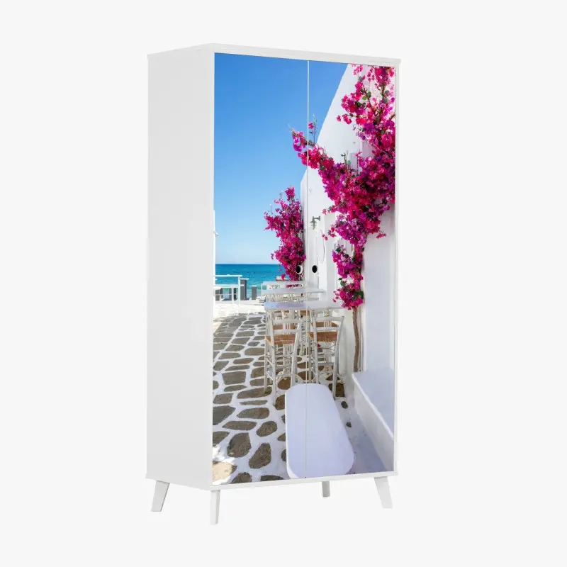 Schrankaufkleber sonnige mediterrane gasse mit bougainvillea