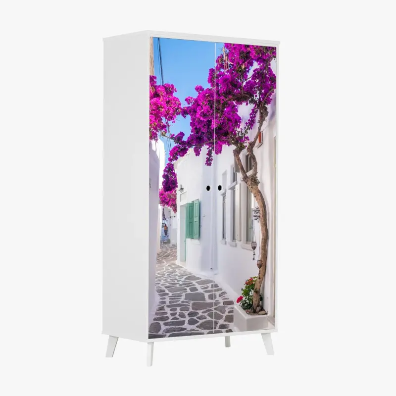 Schrankaufkleber sonnige mediterrane gasse mit bougainvillea