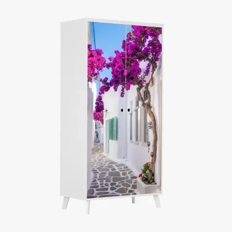 Schrankaufkleber sonnige mediterrane gasse mit bougainvillea – Pixers®