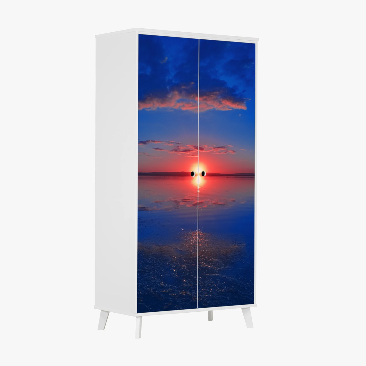 Schrankaufkleber sonnenuntergang über ruhigem meer mit lebendiger spiegelung – Pixers®