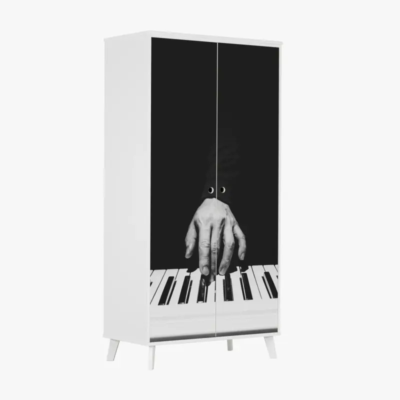 Schrankaufkleber monochromes nahaufnahme einer hand am klavier