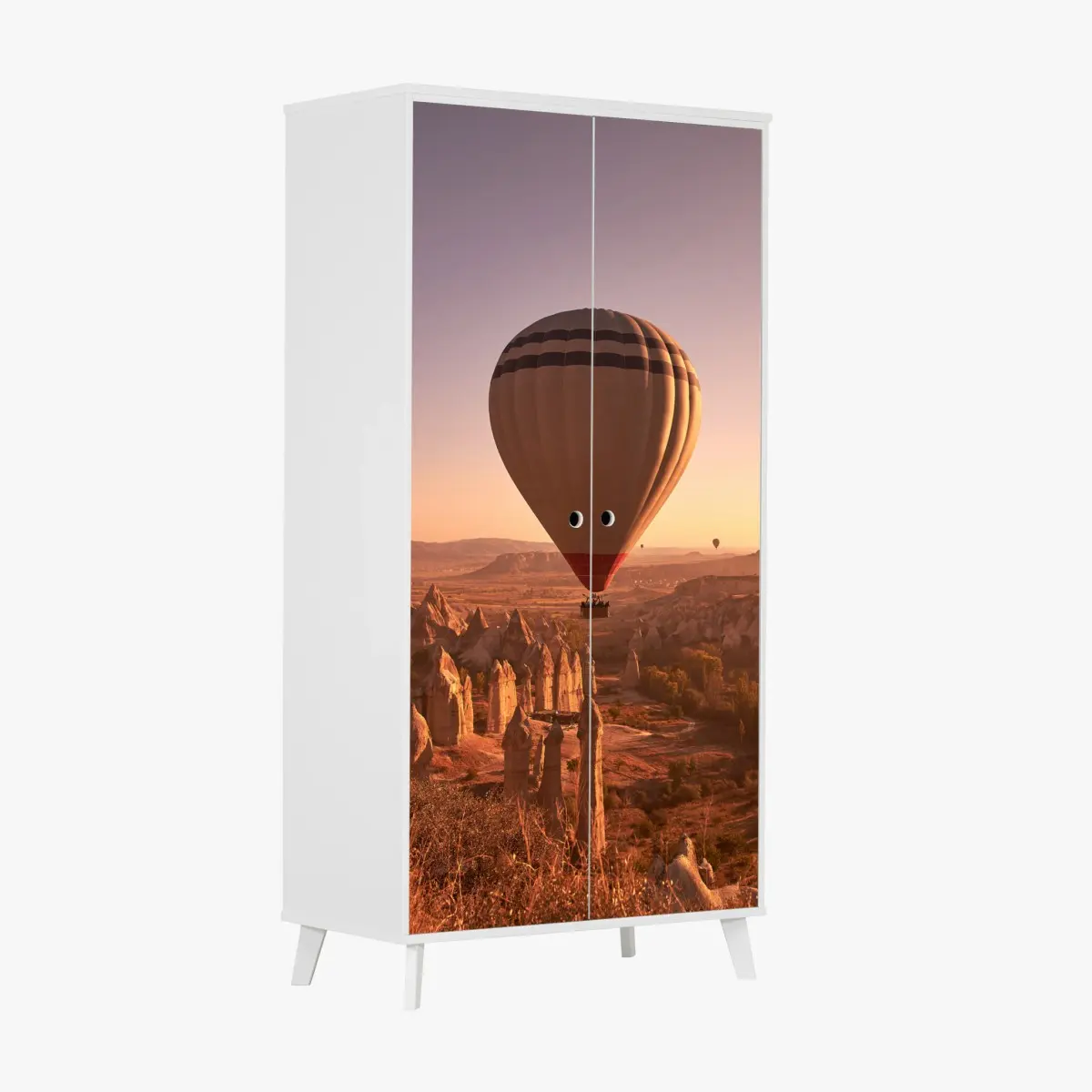 Schrankaufkleber heißluftballon über Kappadokien bei sonnenaufgang – Pixers®