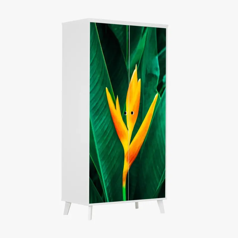 Schrankaufkleber leuchtende tropische heliconia vor satten grünen blättern