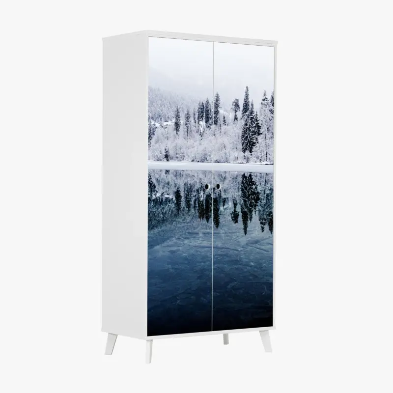 Schrankaufkleber winterlicher see mit spiegelung im verschneiten wald