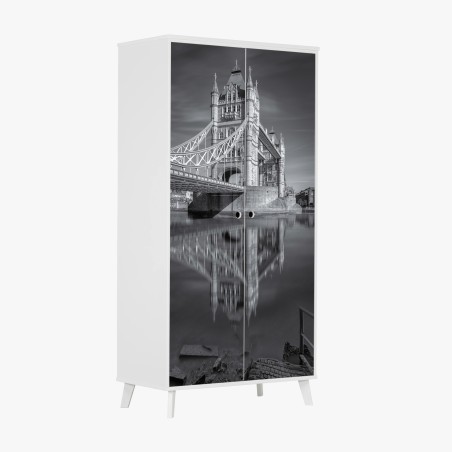 Schrankaufkleber Tower Bridge reflektiert in schwarzweiß – Pixers®