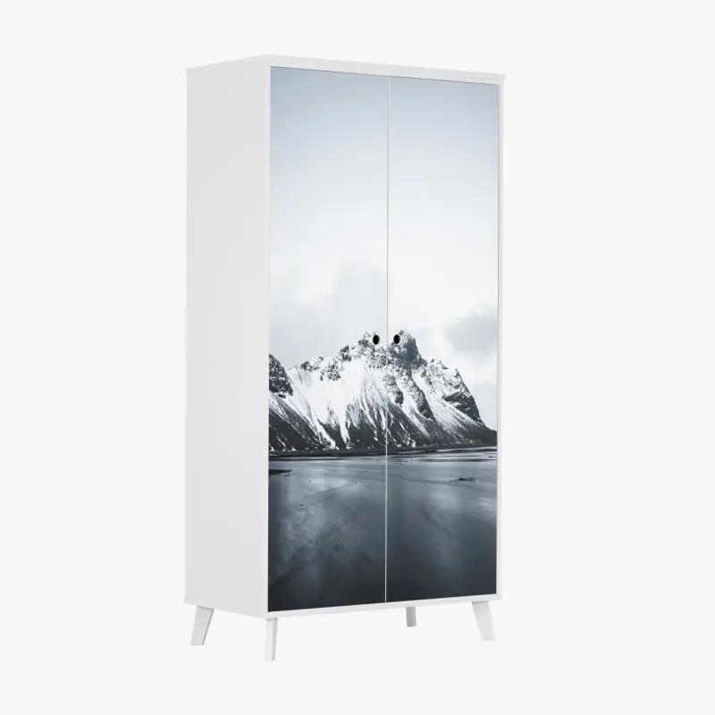 Schrankaufkleber ruhige schneebedeckte berglandschaft am meer