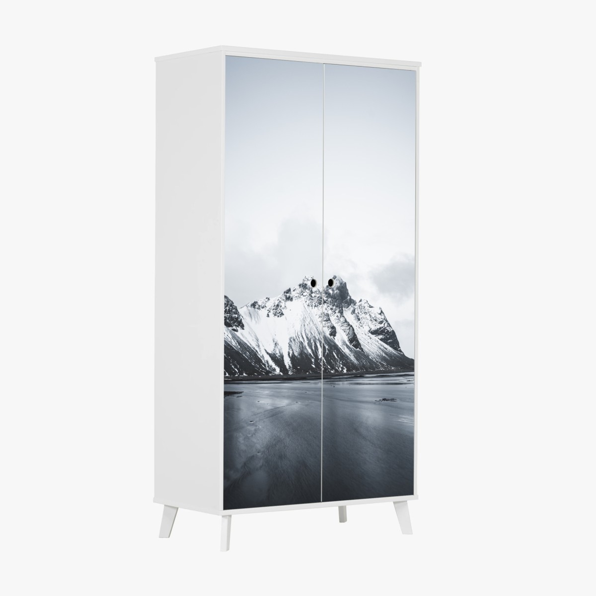 Schrankaufkleber ruhige schneebedeckte berglandschaft am meer – Pixers®