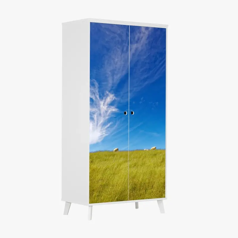 Schrankaufkleber ruhige wiese unter blauem himmel