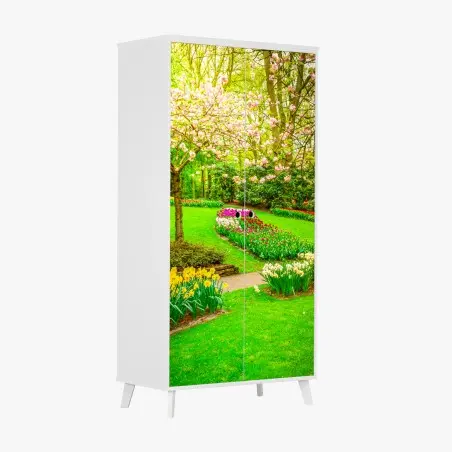 Schrankaufkleber frühlingsgarten in blüte: tulpen und kirschblüten – Pixers®