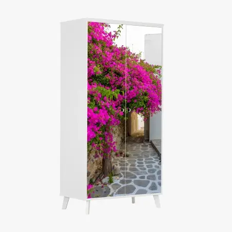Schrankaufkleber blühende bougainvillea in Naousa gasse – Pixers®