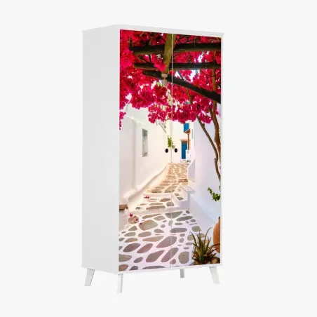 Schrankaufkleber sonnige gasse in Griechenland mit bougainvillea – Pixers®