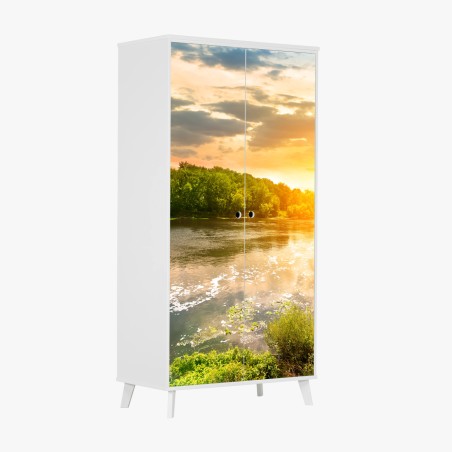 Schrankaufkleber ruhiger sonnenuntergang am fluss im grünen wald – Pixers®