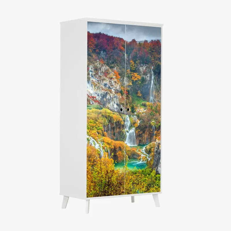 Schrankaufkleber herbstliche wasserfälle in einem farbenfrohen wald