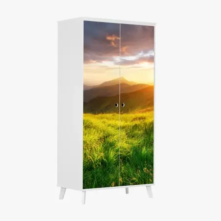 Schrankaufkleber sonnige bergwiese bei sonnenaufgang – Pixers®