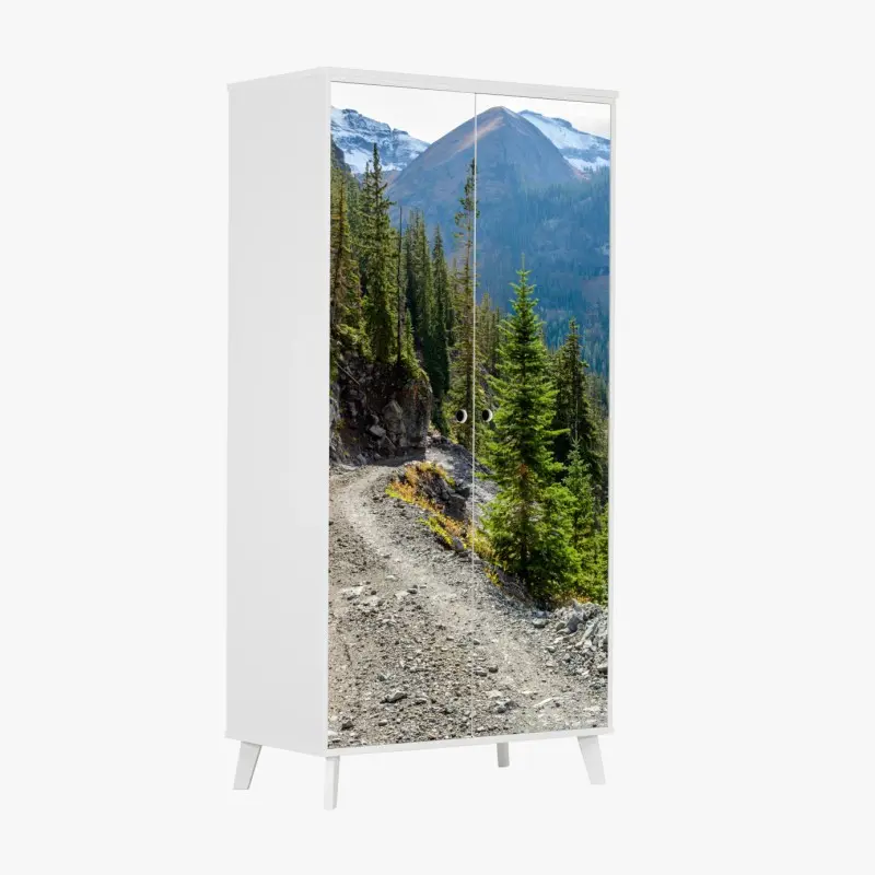 Schrankaufkleber bergpfad durch alpinen wald