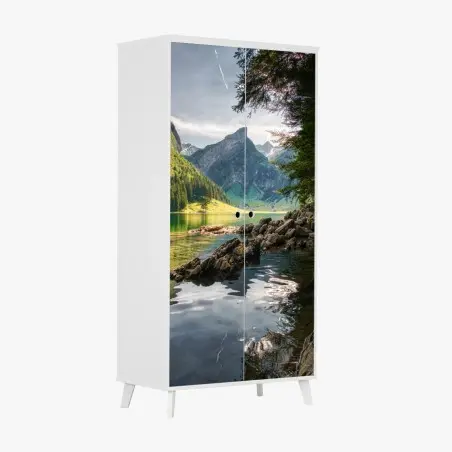 Schrankaufkleber ruhiger bergsee mit spiegelungen im wald – Pixers®