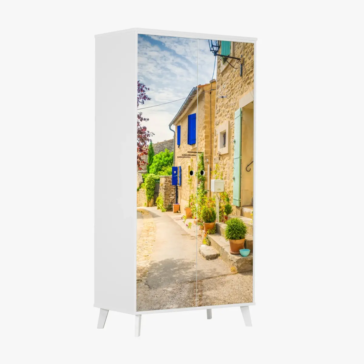 Schrankaufkleber sonnenbeschienene dorfstraße mit steinhäusern und bunten fensterläden – Pixers®