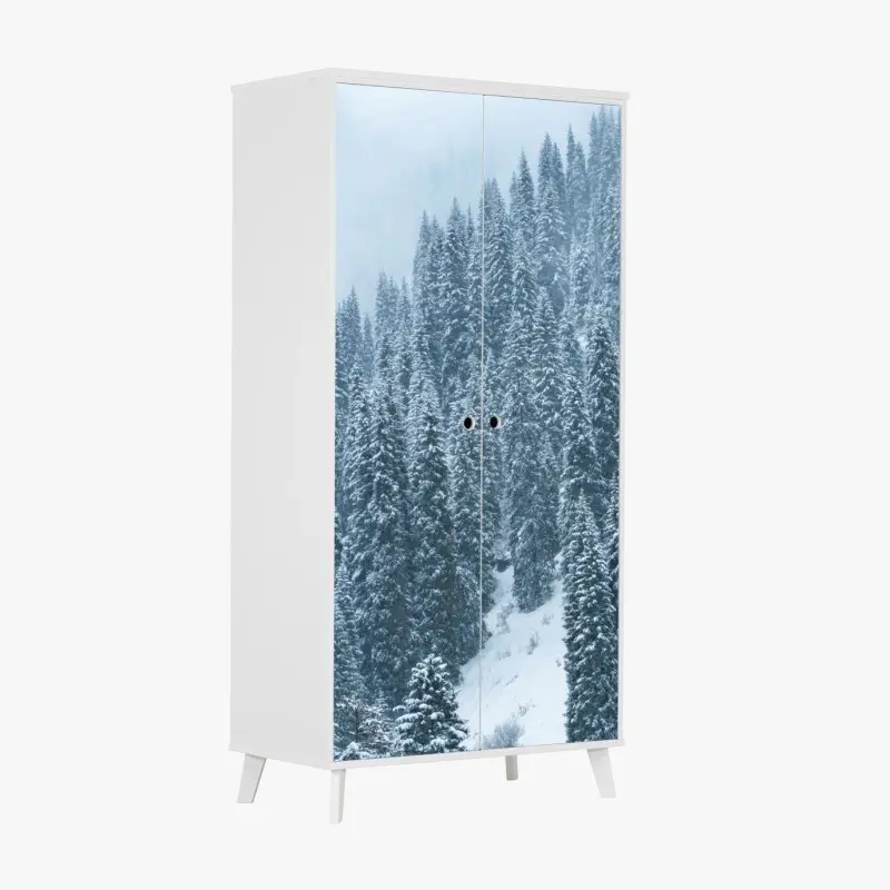 Schrankaufkleber nebeliger schneebedeckter kiefernwald