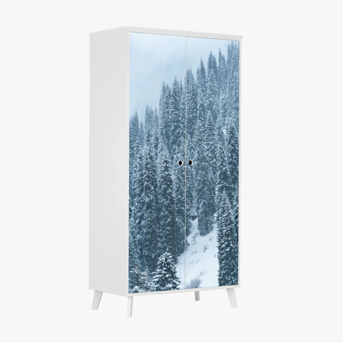 Schrankaufkleber nebeliger schneebedeckter kiefernwald – Pixers®