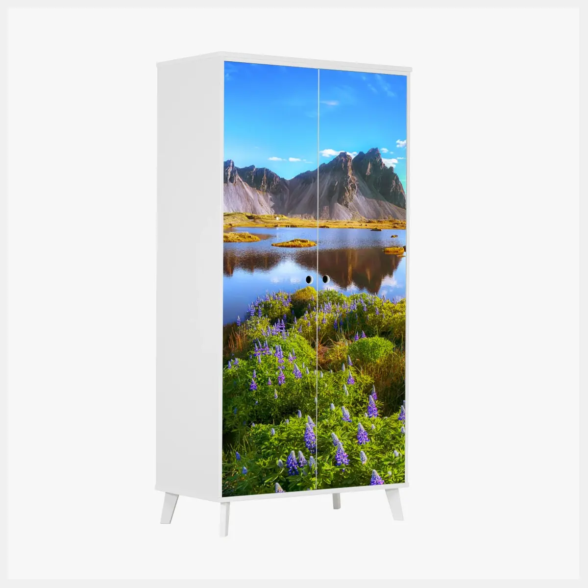 Schrankaufkleber lebendige lupinenwiesen bei Vestrahorn, Island – Pixers®
