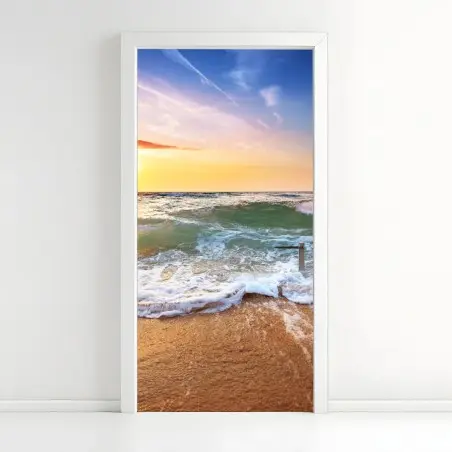 Türaufkleber goldener sonnenuntergang am strand mit sanften wellen – Pixers®