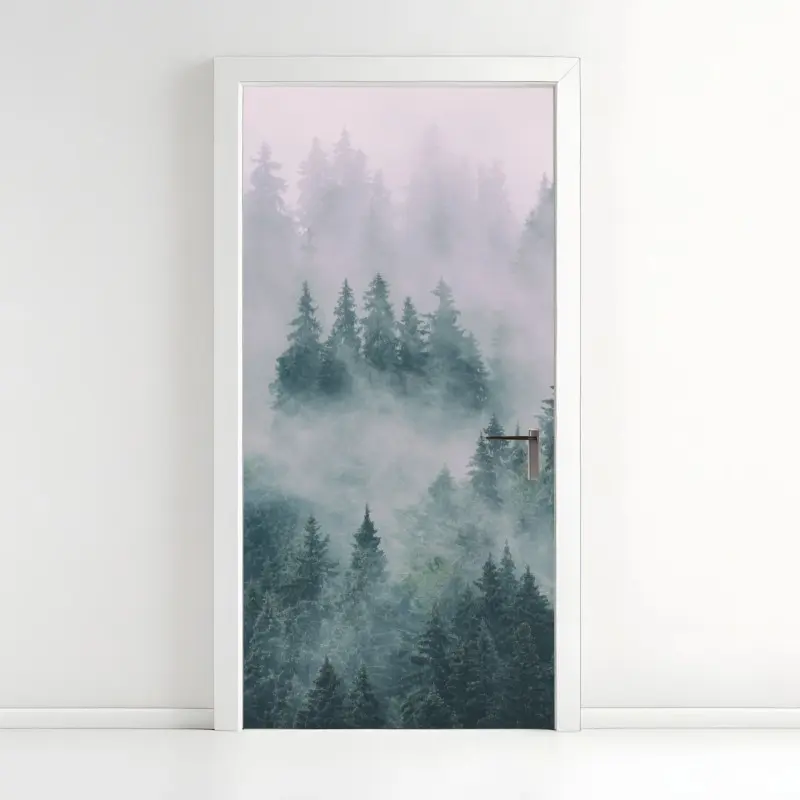 Türaufkleber nebliger immergrüner wald