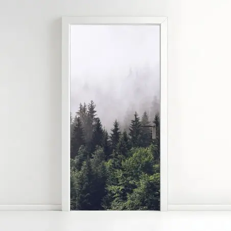 Türaufkleber nebelverhangener nadelwald am berghang – Pixers®