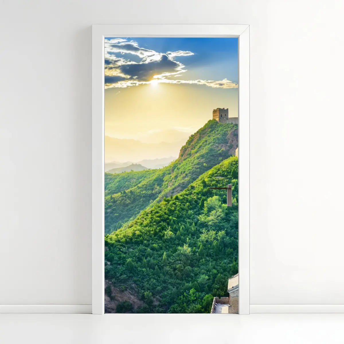 Türaufkleber Chinesische Mauer bei sonnenaufgang über grünen bergen – Pixers®