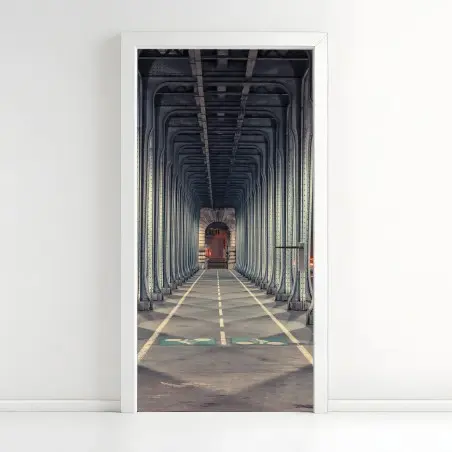 Türaufkleber symmetrischer stahlkorridor einer brücke bei nacht – Pixers®