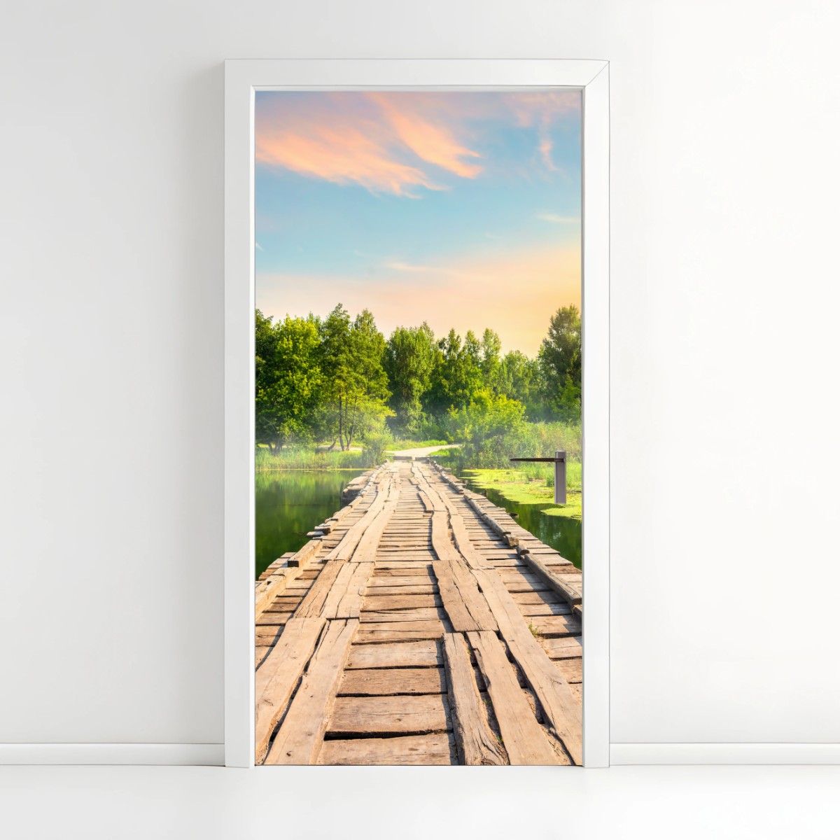 Türaufkleber sonnige hölzerne brücke über ruhigen see – Pixers®