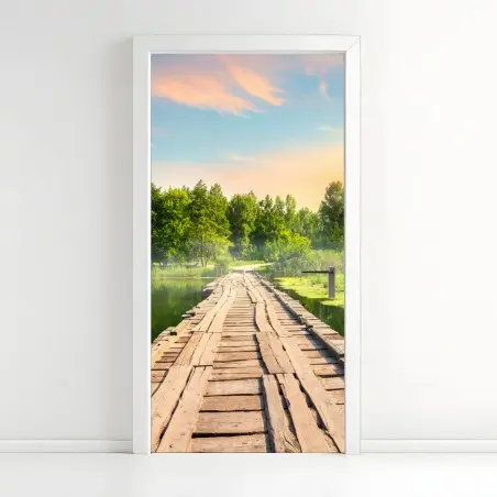 Türaufkleber sonnige hölzerne brücke über ruhigen see – Pixers®
