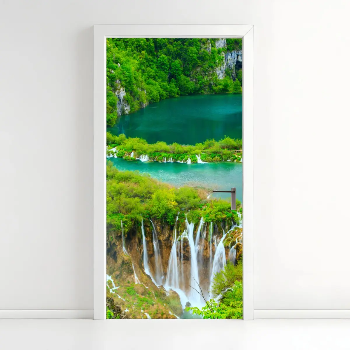 Türaufkleber üppiger wasserfall und türkise seen – Pixers®