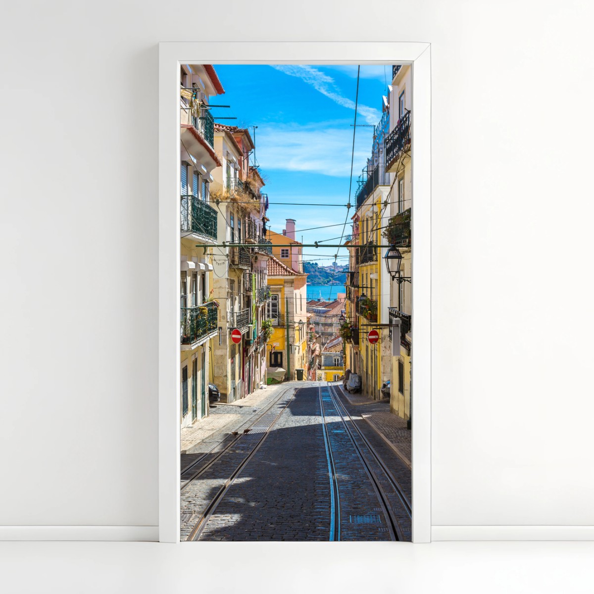 Türaufkleber alte straße in Lissabon an einem sommerlichen tag – Pixers®