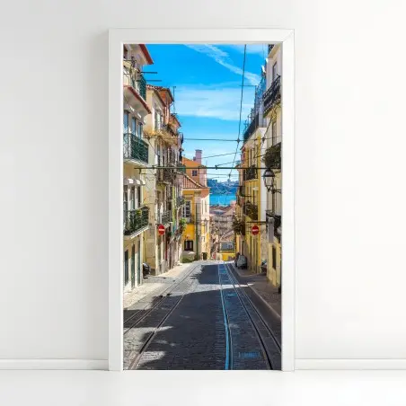 Türaufkleber alte straße in Lissabon an einem sommerlichen tag – Pixers®