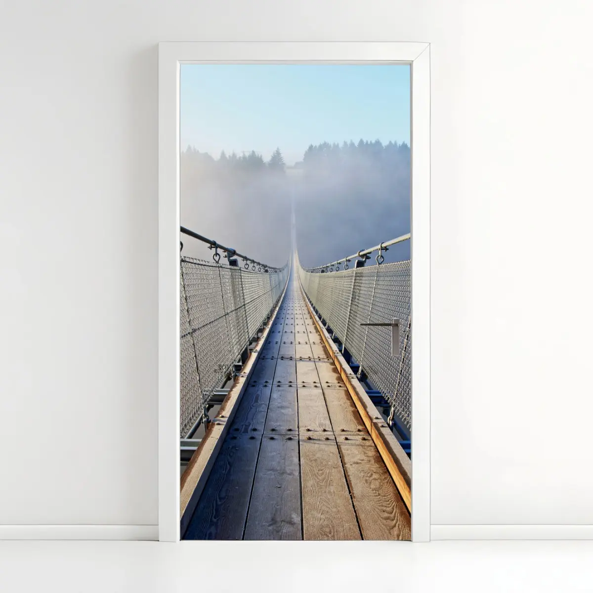 Türaufkleber neblige hängebrücke, die in den wald führt – Pixers®