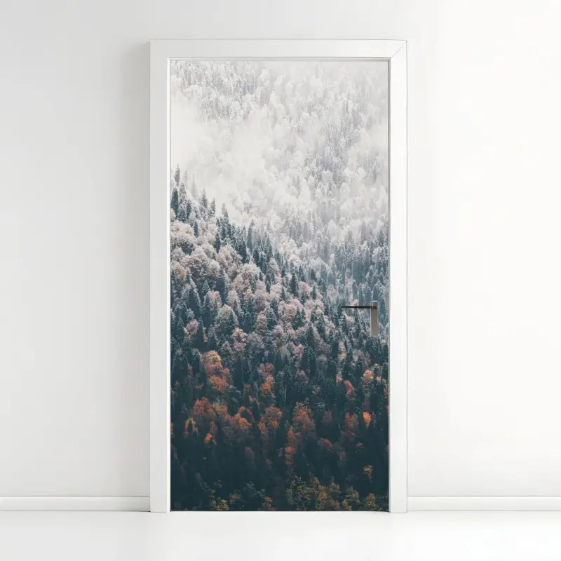 Türaufkleber nebliger herbstwald am schneebedeckten berg