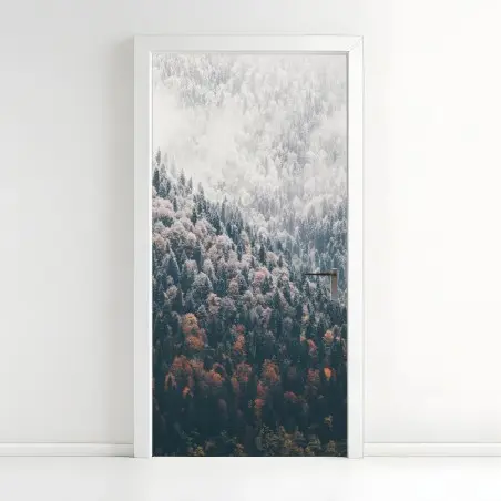 Türaufkleber nebliger herbstwald am schneebedeckten berg – Pixers®