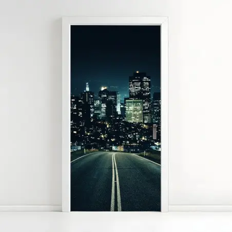 Türaufkleber straße zur beleuchteten stadtsilhouette bei nacht – Pixers®