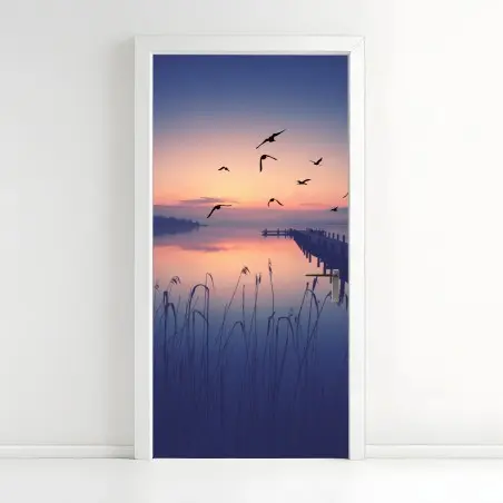 Türaufkleber ruhiger sonnenaufgang am see mit vögeln – Pixers®
