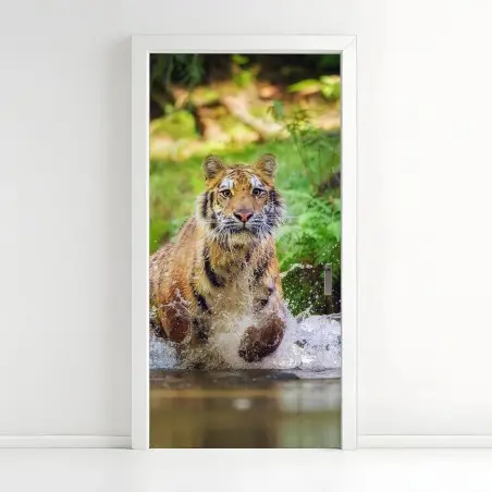 Türaufkleber majestätischer tiger im waldbach – Pixers®
