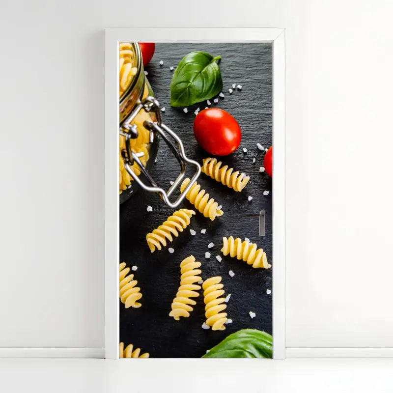Türaufkleber pasta zutaten arrangiert mit tomaten und basilikum
