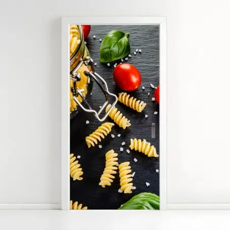 Türaufkleber pasta zutaten arrangiert mit tomaten und basilikum – Pixers®