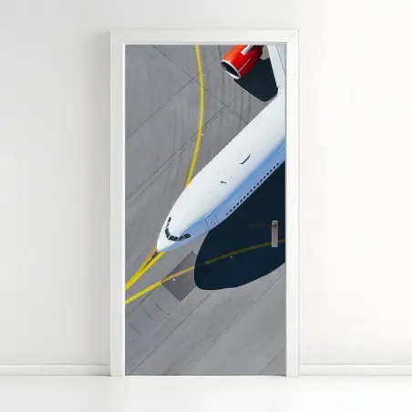 Türaufkleber luftaufnahme eines flugzeugs auf dem rollfeld – Pixers®
